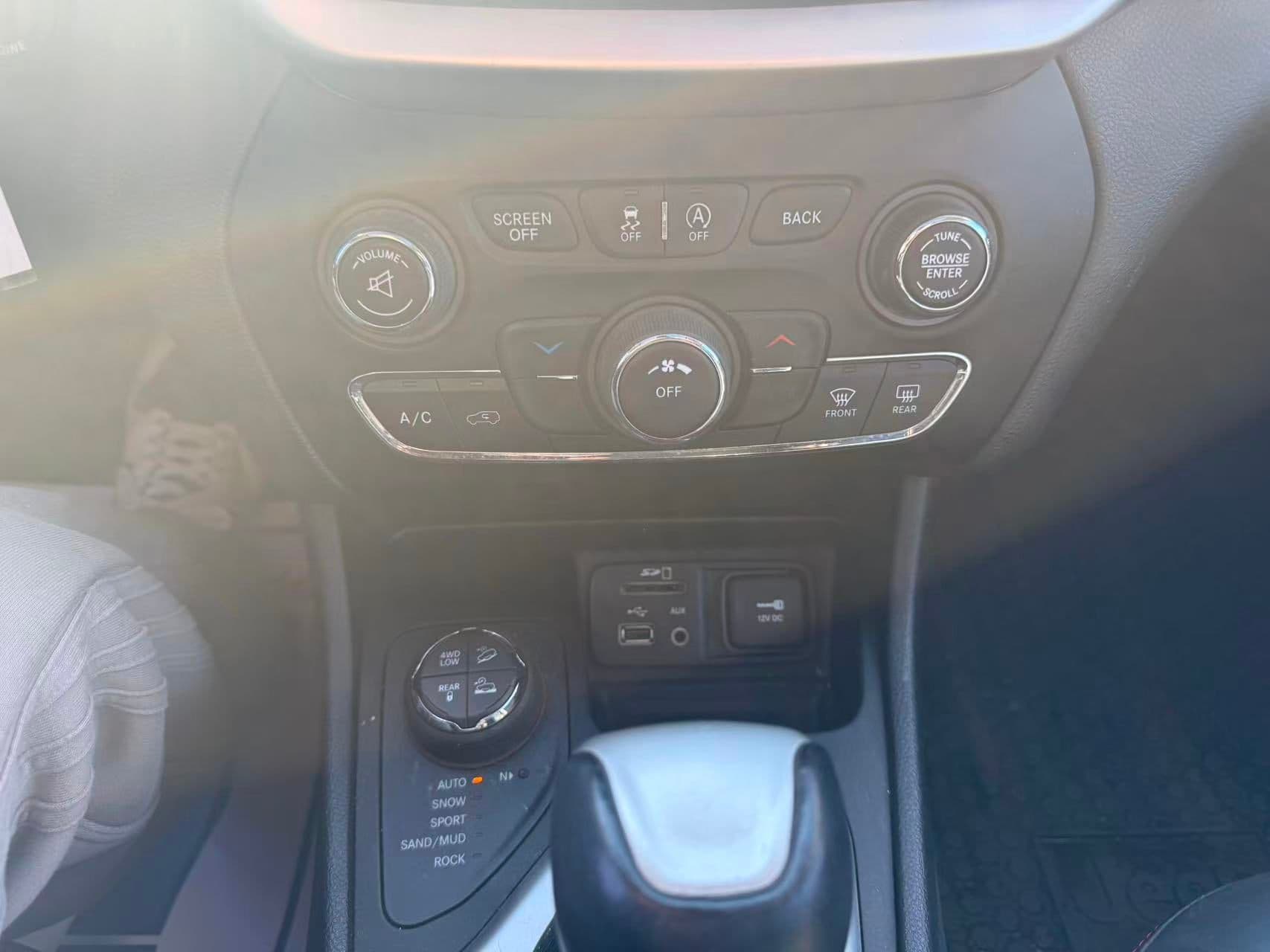 2015 Jeep Cherokee 4WD 4dr Trailhawk thumbnail 14