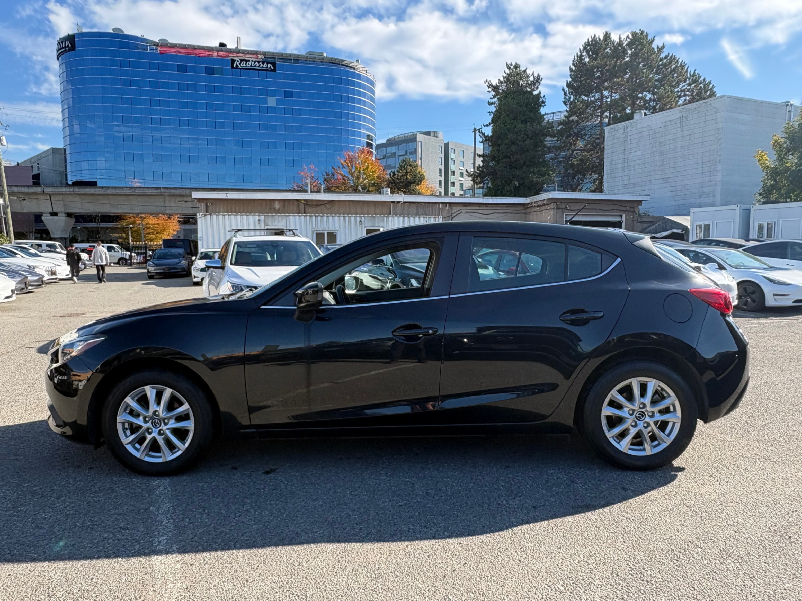 2016 Mazda Mazda3 4dr HB Sport GS thumbnail 3