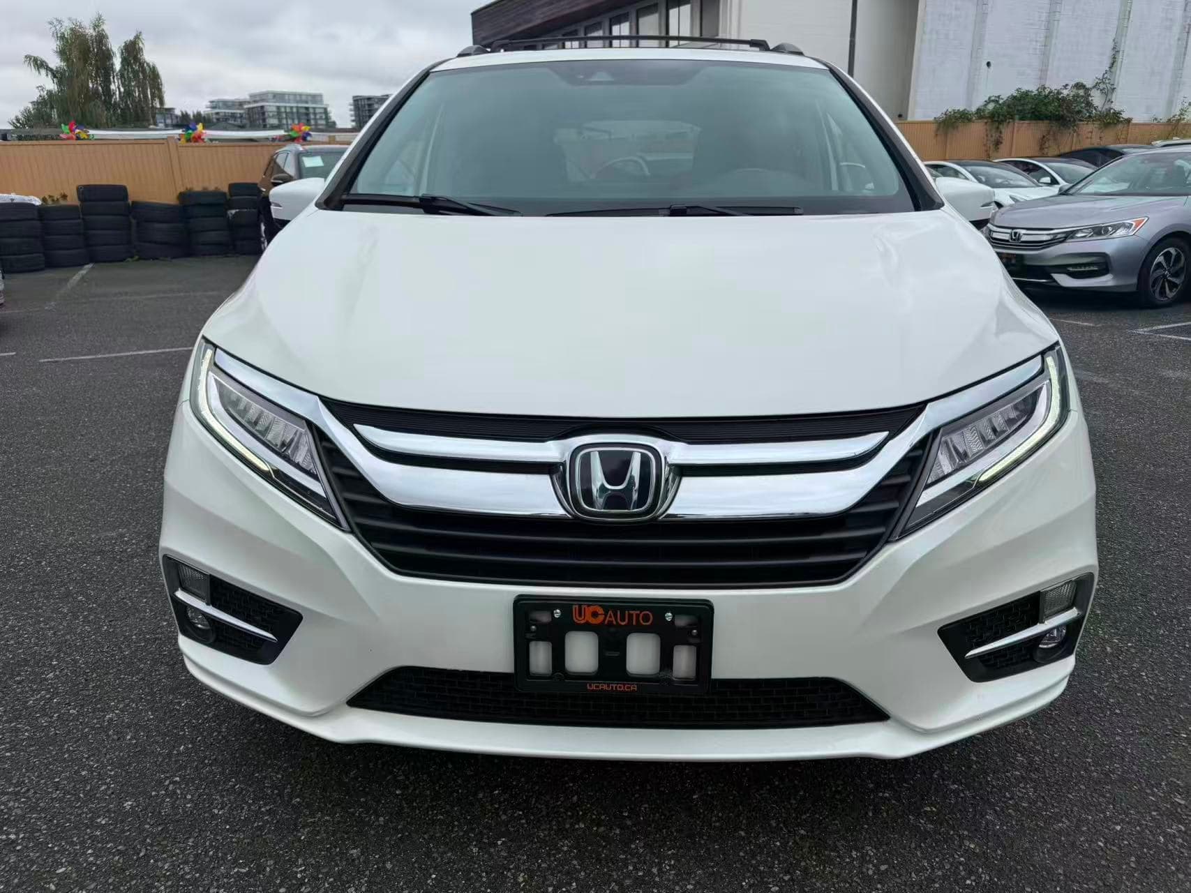 2018 Honda Odyssey Touring Auto thumbnail 3