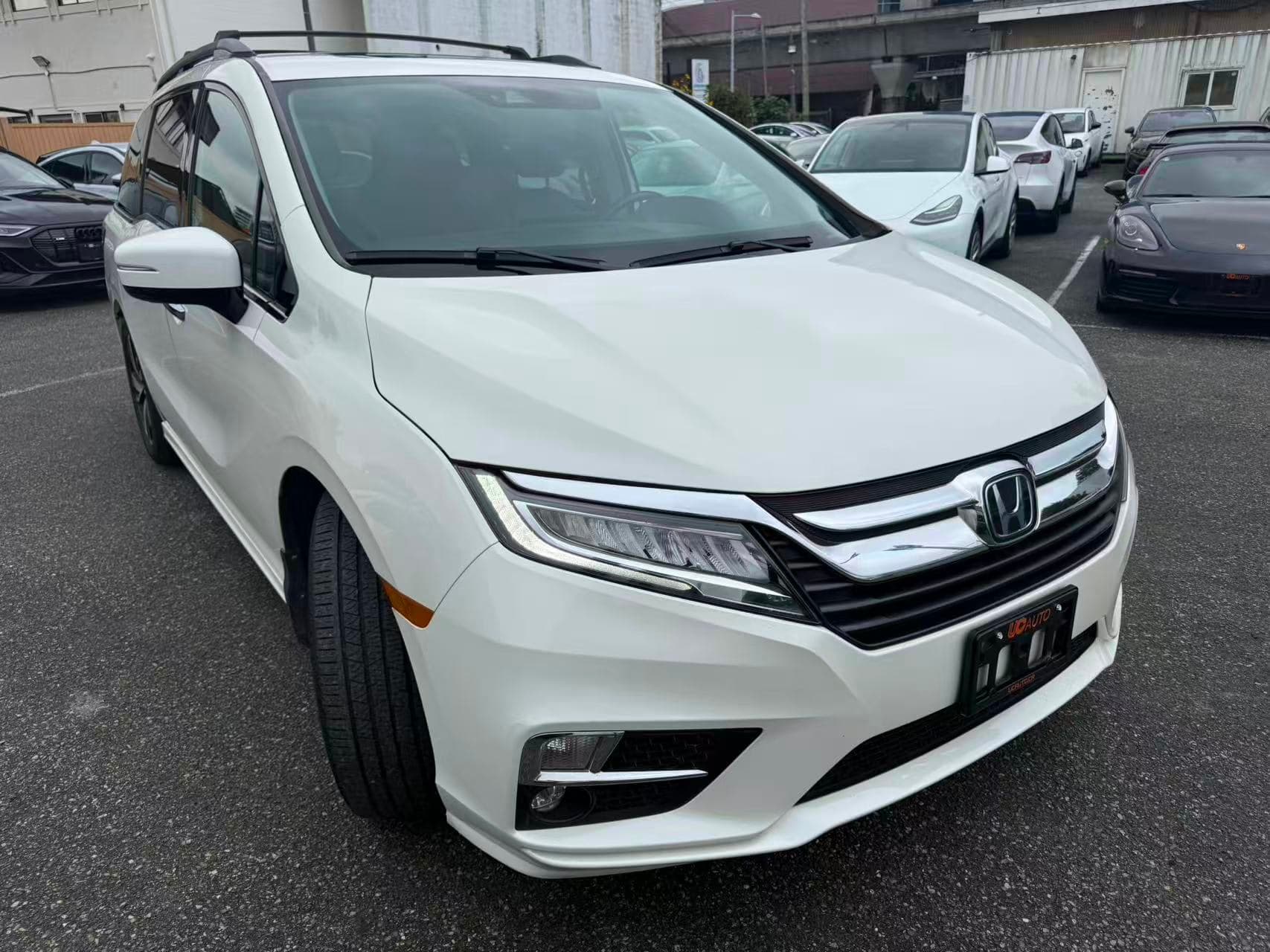 2018 Honda Odyssey Touring Auto thumbnail 4
