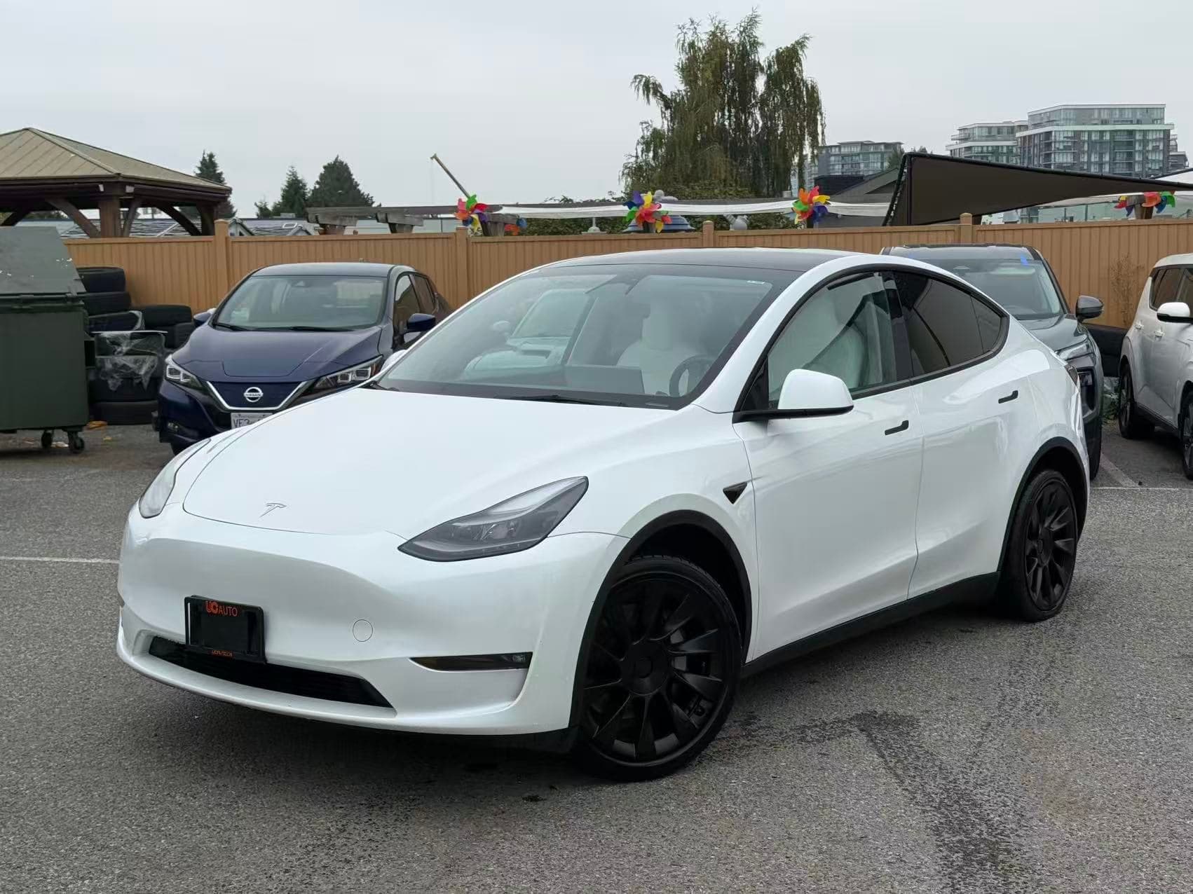 2023 Tesla Model Y Long Range AWD thumbnail 2