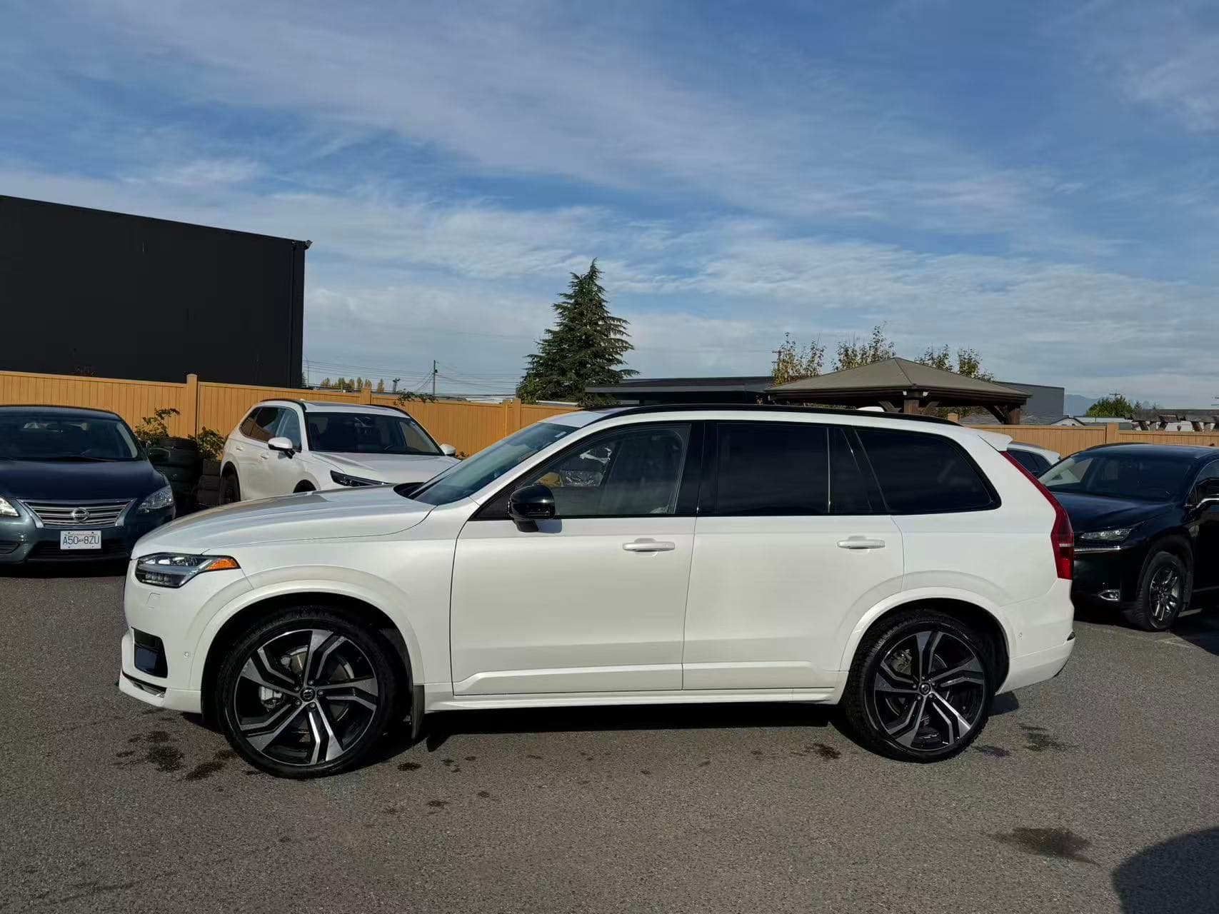 2023 Volvo XC90 Ultimate Dark Theme 7-Seater/ CLEAN TITLE/ EXTRA SET OF TIRE/ BOWER& WILKINS thumbnail 3