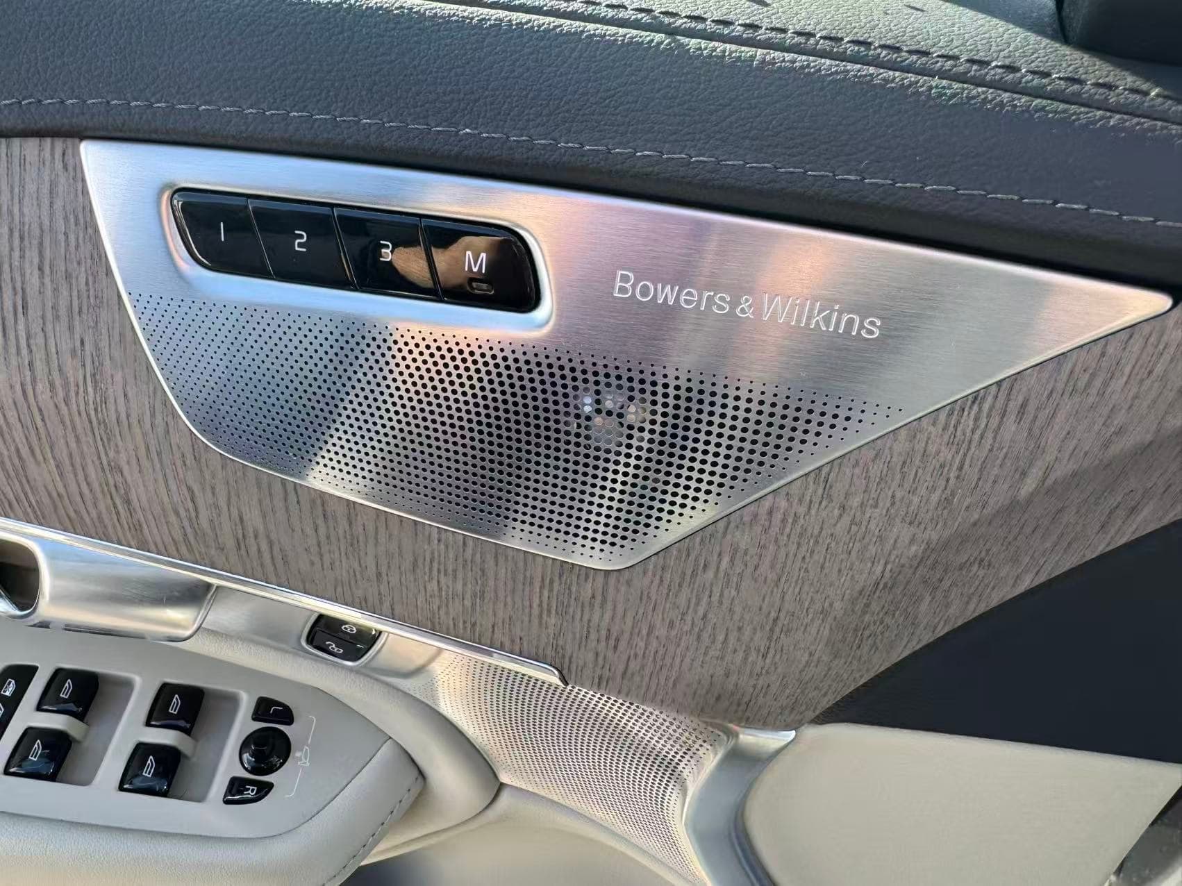 2023 Volvo XC90 Ultimate Dark Theme 7-Seater/ CLEAN TITLE/ EXTRA SET OF TIRE/ BOWER& WILKINS thumbnail 12