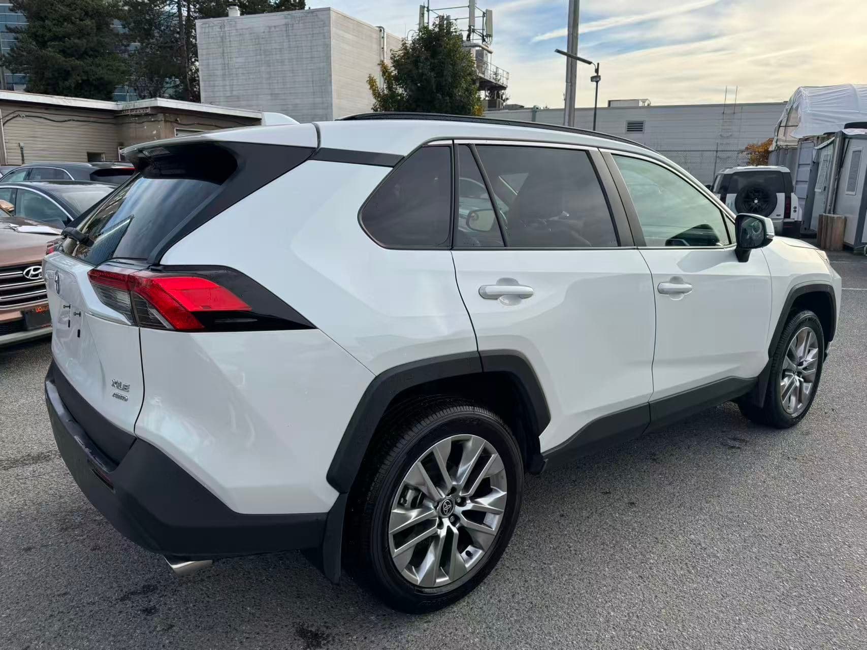 2025 Toyota RAV4 XLE Premium AWD NO ACCIDENTS/BC LOCAL/ONE OWNER thumbnail 6