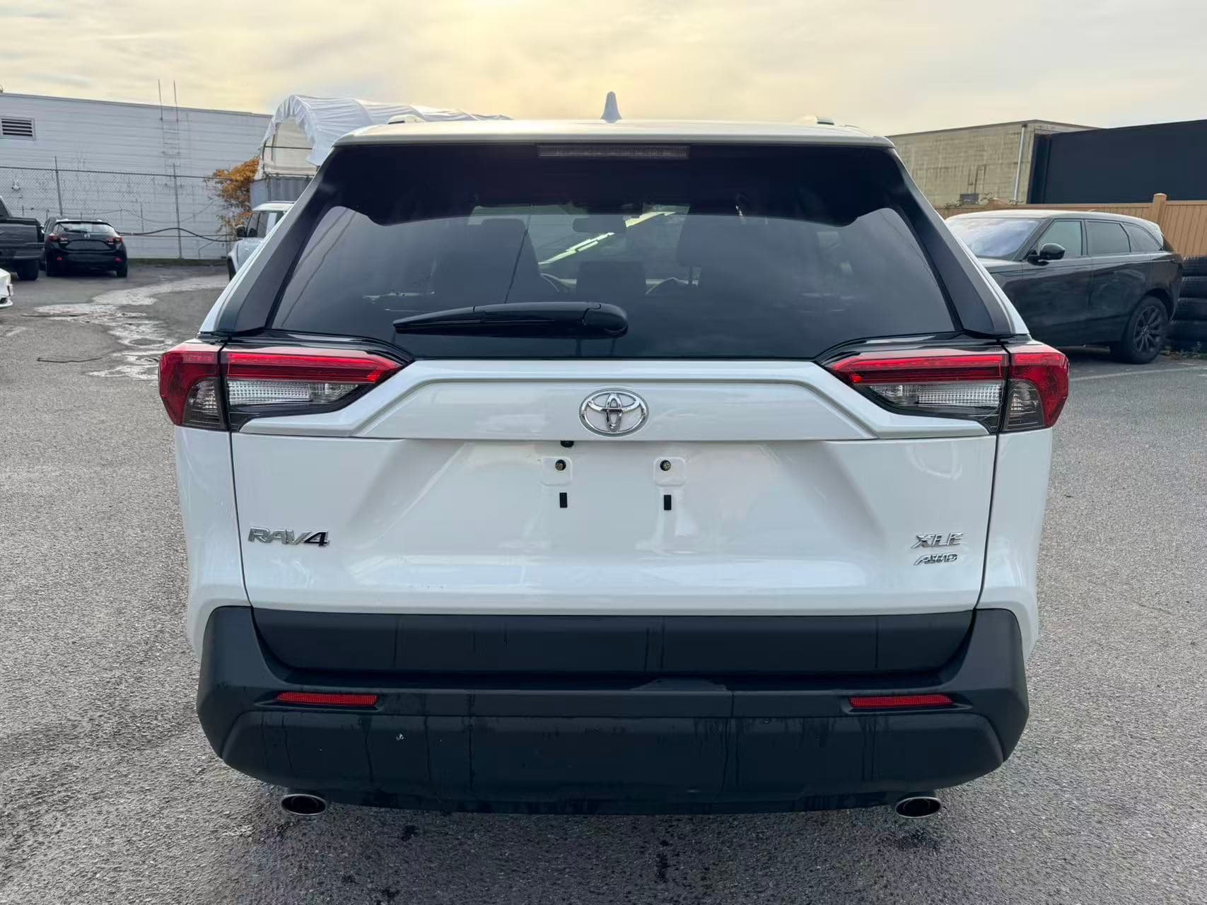 2025 Toyota RAV4 XLE Premium AWD NO ACCIDENTS/BC LOCAL/ONE OWNER thumbnail 5