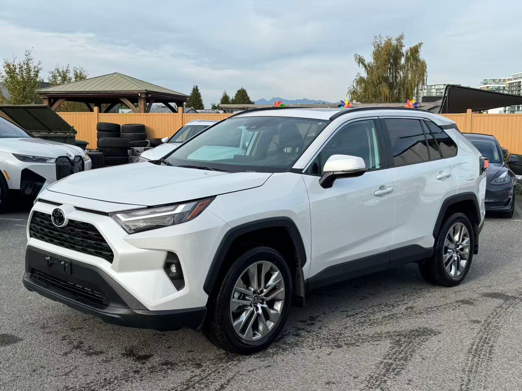 2025 Toyota RAV4 XLE Premium AWD NO ACCIDENTS/BC LOCAL/ONE OWNER thumbnail 2